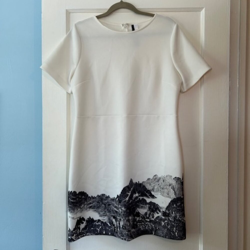 Short sleeved dress with mountain motif - Jrs. L